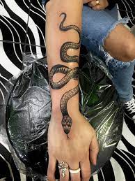 Tattoo cobra | Tatuagem chique, Tatuagem piercing, Tatuagem de caras