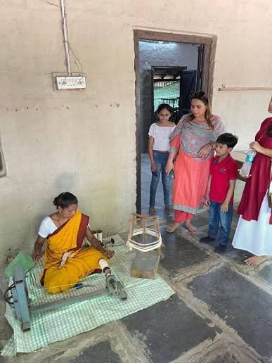 WATCH || Maharashtra: President #DroupadiMurmu visits Sevagram Ashram in Wardha, where Mahatma Gandhi stayed from 1936 to 1948. She visits Bapukuti, Adi Niwas, Ba Kuti, and Bapu's office, and partic