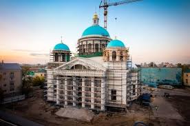 Именно в троицкий храм была передана древняя икона казанской божией матери, которая 300 лет хранилась в семье отставного полковника сошальского. Sobor Kazanskoj Ikony Bozhiej Materi Pravoslavnyj Portal Moyo Nebo