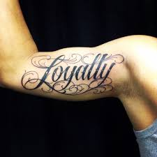 55 Schone Loyalitat Tattoo Designs Und Bedeutungen Courage Honor 2018 Bedeutungen Courage Designs Honor Loyalty Tattoo Tattoo Designs Tattoo Lettering