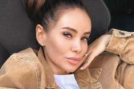 Они заверяли, что волосы отрастут очень быстро, а результат пластики останется на долгие годы. Ajza Anohina Pozhalovalas Na Uzhasnye Boli Posle Plastiki Lica