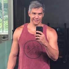 His birthday, what he did before fame, his family life, fun trivia facts, popularity rankings, and more. Marcio Garcia Aparece Musculoso Na Academia E Ganha Elogios Na Web Quem Quem News