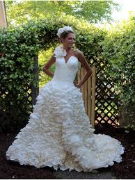 The winning dress was chosen from a field of more than 1,500 entries sent in from all over the united states and was revealed during a television broadcast on monday. First Look At Some Of The Dresses Competing In The Toilet Paper Wedding Dress Challenge Inside Tlc Tlc Com