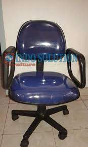 Kursi putar hidrolik ini sangat ideal untuk kantor atau ruang belajar, dengan meja yang elegan. Kursi Kantor Hidrolik Murah Dan Berkualitas Decora
