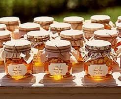 Las mieles al ser tan espesas, a la hora de servirla a la venta se pueden encontrar tarros de miel de diferentes flores, como; Tarros De Miel Regalos De Boda Tarros De Miel Recuerdos De Boda