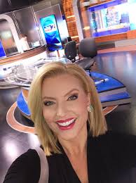 Good Thursday morning! Walking into the studio, greeting this brand new day  with a smile. Tell me what's making your day today!