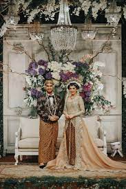 Sebuah Pernikahan Adat Jawa Dengan Nuansa Dedaunan 020 Pernikahan Gaun Pengantin Sederhana Pakaian Pernikahan