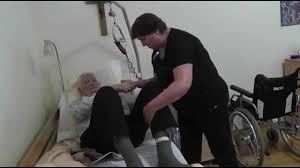 Dieser transfer aus dem bett in einen stuhl ist auch geeignet für das des pflegebedürftigen außerhalb des betts. Transfer Vom Bett In Den Rollstuhl Gemeinsam Gestalten Youtube
