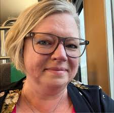 Gömställen” av #katherinewebb är en händelserik bok. Handlingen utspelar  sig i 1920-talets England i Slaugtherford. Bokens styrka är de levande  miljöerna. Kathrine Webb är duktig på att beskriva och att gestalta både