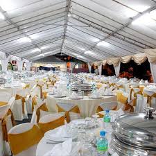 Location d'un chapiteau de cirque ou d'une tente de réception pour votre évènement c'est une idée originale et un lieu insolite. Location De Chapiteau Chauffe Faites La Fete Meme En Hiver
