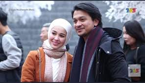 Pada usia yang muda juga, nurin aira telah memikul tanggungjawab apabila nora (sasqia dahuri), kakak angkatnya meninggalkan seorang bayi bernama. Kerana Dia Manusia Biasa Kerana Dia Manusia Biasa Wattpad