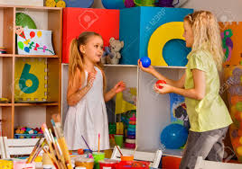 Juegos cooperativos y educación física. Juego De Pelota En La Escuela De Descanso En La Clase De Pintura Pequeno Estudiante En Clase De Arte Educacion Fisica De Ninas Jugando El Dibujo Artesanal Desarrolla Las Habilidades Creativas De