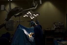 Il peut en effet y avoir des fuites de ciment et des complications au niveau des nerfs et des artères ainsi qu'un risque vital en cas. Info Rtl Gap Le Chirurgien Soupconne D Avoir Utilise Ses Patients Comme Cobayes Suspendu