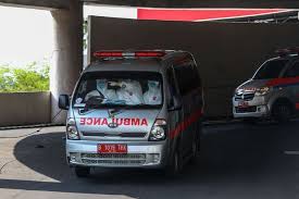 Di dalam mobil ambulans ada tempat tidur untuk orang sakit. Ambulans Bagi Pasien Covid 19 Gratis Begini Prosedurnya