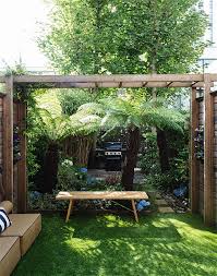 Urban Space Getting My London Garden To Love Me Back Gardenista Small Courtyard Gardens Small City Garden London Garden