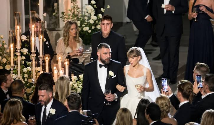 Taylor Swift And Travis Kelce's First Wedding Photo Goes Viral | News Mobile
