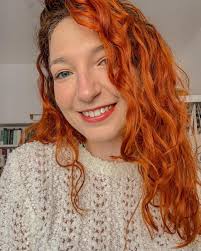 Posto dunque scrivo: ecco le booktoker diventate autrici di successo