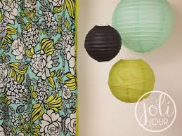 2 murs turquoise et 2 murs vert anis, et au mur j'ai is de la déco dans les rose/mauve/prune pour égayer les couleurs froides. Lot Lanternes Boules Bleu Lagon Joli Jour