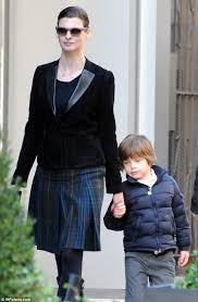Model linda evangelista and son augustin james evangelista attend the los angeles kings vs the new jersey devils game five during the 2012 stanley. Linda Evangelista Gives The Other Mothers A Run For Their Money As She Picks Up Her Son Daily Mail Online