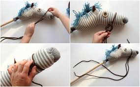 Steckenpferd Basteln Aus Verschiedenen Materialien 15 Diy Ideen Steckenpferd Basteln Steckenpferd Geschenke Fur Kinder