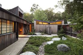 Idee De Maison Moderne Avec Un Jardin Zen Chemin De Galets Plante Couvrant Sol Et Grosses Pierres Cloture En B Jardin Zen Japonais Jardin Zen Maison Moderne