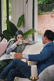 Born gerald hans isaac, he grew up in a family of spanish, filipino, and indian heritage. Neelofa On Twitter Just A Few Hours Away Till The Very First Episode Of Next To Neelofa Find Out What Dato Hans Isaac Shares With Me Tonight At 9pm Only On Astro