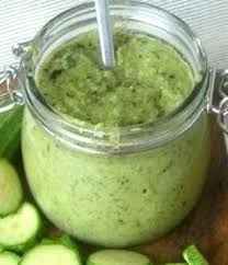 Le Pesto Minute Aux Courgettes Est Un Condiment A Base De Courgettes Pignons De Pin Parmesan Basil En 2020 Recettes De Cuisine Recette Facile Recette Avec Courgette