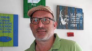 Mathieu fait « parler » ses bois flottés avec un pochoir