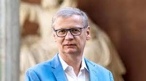 Diese beruht bekanntermaßen nicht nur auf liebevollen gesten, sondern sticheleien. Corona Wer Wird Millionar Moderator Gunther Jauch Fallt Fur Sendung Aus