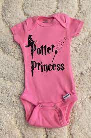 This Harry Potter Themed Baby Onesie Is Too Cute I Love This I Bet It D Be Even Better In In 2021 Harry Potter Baby Clothes Harry Potter Baby Girl Baby