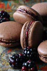 Chocolate Macarons With Blackberry Filling Avec Images Nourriture Recette Macaron Gourmandise