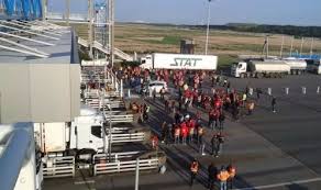 La racaillisation de ce sport majeur et populaire témoigne du grand remplacement en cours en france. Le Pont De Normandie Bloque Par Des Manifestants Des Deviations 76actu