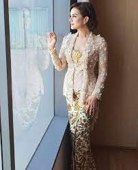 Rasakan sensasi menggunakan jas & gaun pengantin kualitas premium dengan harga sangat murah. 30 Model Kebaya Modifikasi Brokat Modern Terbaru