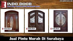 Bentuk rumah modern, unik dengan desain pintu minimalis dari kayu yang meninggalkan kesan elegan, pasti membuat siapapun penasaran siapa pemilik rumah indah yang ada di dalam. Pintu Rumah Cafe Surabaya Ide Top