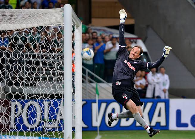 RELEMBRAR É VIVER!: Robinho encobre Ceni com ''chutaço'' do meio-campo e Palmeiras vence o São Paulo por 3 a 0, em 2015
