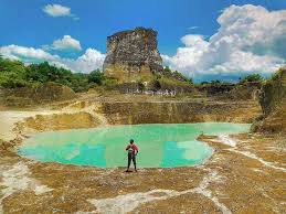 Tempatnya nyaman dengan kolam yang di keliling oleh pepohonan hijau. 58 Tempat Wisata Di Gresik Jawa Timur Yang Wajib Dikunjungi Saat Liburan