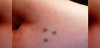 This three dot tattoo has been linked to cuban and russian mafia, freemasonry and even sailors. Tattoo What Mean Dots Three Does