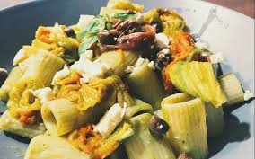 Un connubio perfetto tra i sapori di terra e di mare.la delicatezza della zucchina e del fiore di zucca, insieme al pomodorino sardo, famoso per avere un gusto davvero unico e per la sua speciale consistenza e croccantezza, sono cotti brevemente in padella per mescolarsi con. Pasta Con Fiori Di Zucca E Feta Ventur Magic Coperchi Magici Antiodore