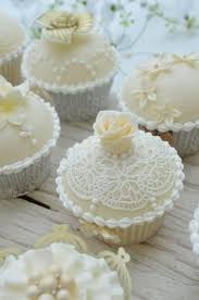 10 Idees De Cadeaux Pour Des Invites Tres Gourmands Beaux Cupcakes Petit Gateau De Mariage Jolis Petits Gateaux