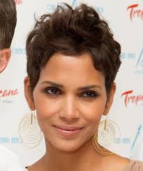 There are some famous celebrity with iconic short hairstyles such as princess diana , mia farrow , halle berry , michelle williams and lastly audrey hepburn. 29 Halle Berry Hairstyles Hair Cuts And Colors