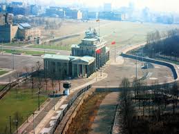 En enero de 1999, alemania y otros 10 países de la ue introdujeron una moneda de intercambio europeo común, el euro. El Muro De Berlin De Viaje Por Alemania Berlin Wall Berlin Germany West Berlin