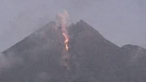 Merapi terus menunjukkan pertumbuhan yang significant. Sepanjang Minggu Malam Gunung Merapi Muntahkan 6 Kali Lava Pijar Bagian 1