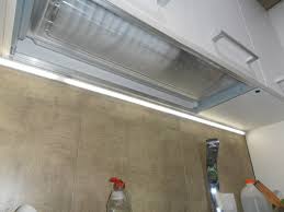 Como adelantábamos en el párrafo anterior, de unos años a esta parte se ha puesto muy de moda la iluminación led en las cocinas, y es que no es para menos, pues su funcionalidad y. Iluminacion De Encimera En Cocina Mediante La Instalacion De Tiras De Led En Perfieles De Aluminio De Equina Que Proyecta Tiras De Led Led Cocina Bombillas Led