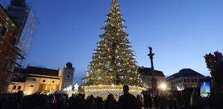 Παραδοσιακά πολωνικά φορεσιές διαφέρουν ανάλογα με την περιοχή, αλλά είναι συνήθως έντονα χρώματα και διακοσμημένο με κέντημα. Xristoygenna Sthn Eyrwph Stolidia Kai Lixoydies Me Fonto Palatia E8nos