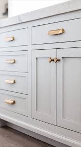 10 Diy Peu Couteux Qui Rehausseront Instantanement Votre Cuisine Kitchen Cabinets Upgrade Grey Kitchen Cabinets Best Kitchen Cabinets