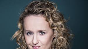 C dans l'air se déclinera aussi le samedi à la rentrée mais on ne sait pas encore qui animera cette émission supplémentaire. Ou Vit Caroline Roux La Journaliste Politique De France 5 Cote Maison