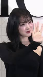 Cam thường cũng nịnh visual Kim Ji Won, fan xếp hàng dài dưới mưa để thấy  nữ thần xuất hiện với tóc mái