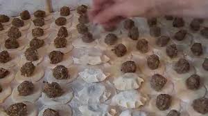 Ciut wcześniej trzeba pomyśleć o przygotowaniu grzybów na farsz. Pierogi Z Kapusta Kiszona I Grzybami Jak Zrobic Ciasto Na Pierogi Jak Przygotowac Farsz Na Pierogi Youtube