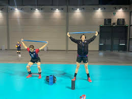 Volleyball) เป็นกีฬาที่แข่งขันกันระหว่าง 2 ทีม ทีมละ 6 คน รวมตัวรับอิสระ 1 คน โดยแบ่งแดนจากกันด้วยตาข่ายสูง แข่งทำคะแนนจากลูกบอลที่. Yslzb5s7u83 Sm