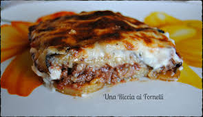 La ricetta originale con melanzane, carne e patate per un piatto unico ricco di sapori. Moussaka Ricetta Della Grecia Una Riccia Ai Fornelli
